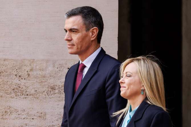 Caro benzina, lezione spagnola a Meloni: Sanchez taglia al 10% l’Iva sui carburanti, così scenderanno di 40 cent