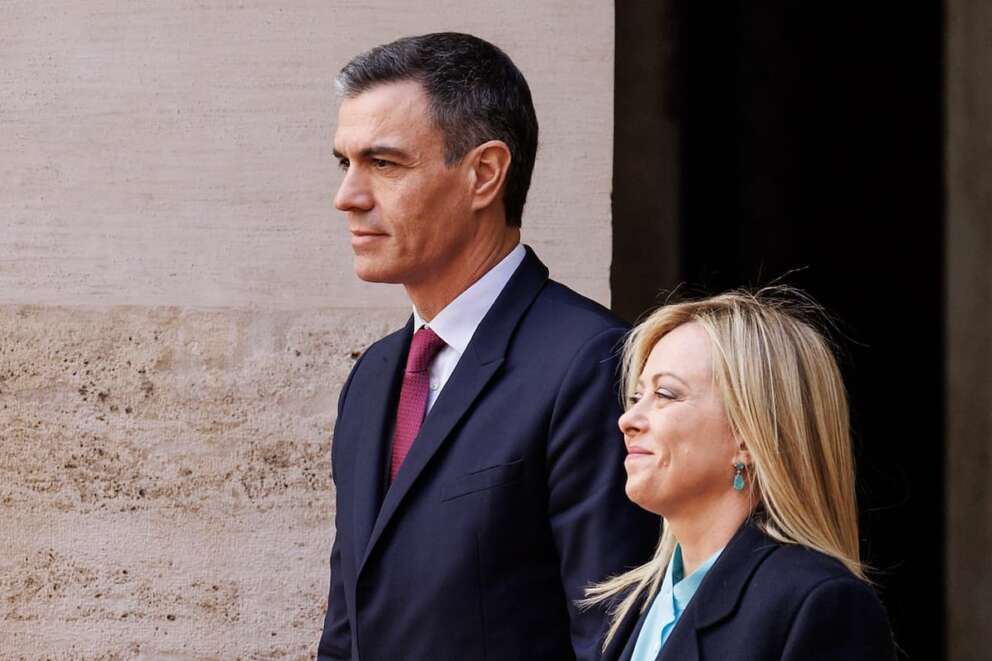 Caro benzina, lezione spagnola a Meloni: Sanchez taglia al 10% l’Iva sui carburanti, così scenderanno di 40 cent