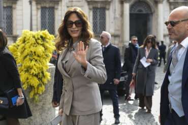 Fratelli coltelli d’Italia, la guerra interna dietro le dimissioni di Santanchè: la resa della ministra chiesta da Delmastro