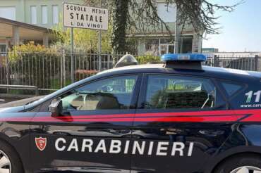 Studente 13enne accoltella insegnante nel Bergamasco, è in gravi condizioni: sulla sua maglietta la scritta “Vendetta”