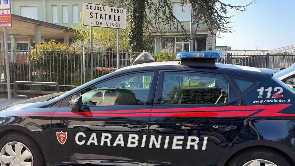 Studente 13enne accoltella insegnante nel Bergamasco, è in gravi condizioni: sulla sua maglietta la scritta “Vendetta”