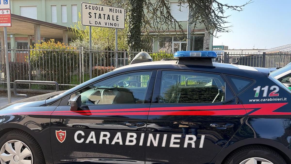 Studente 13enne accoltella insegnante nel Bergamasco, è in gravi condizioni: sulla sua maglietta la scritta “Vendetta”