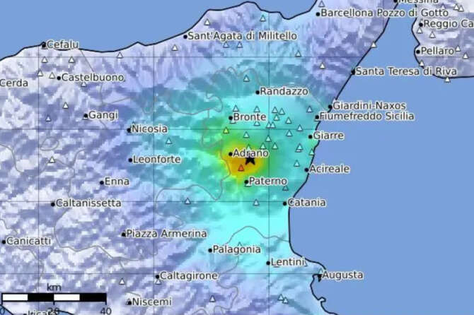 Terremoto a Catania, la scossa sentita in tutta la città e nelle province di Messina e Siracusa: “Segnale attività dell’Etna”