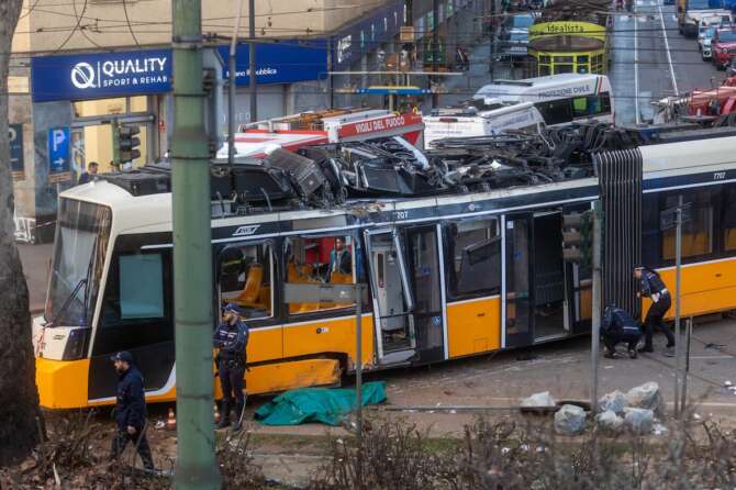 Tram deragliato a Milano, identificata la seconda vittima dopo lo scambio di persona: l’inchiesta verso altri indagati