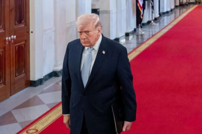 Iran, da Trump stop di 5 giorni ai raid contro Teheran e l’annuncio della rinuncia all’atomica: il regime smentisce, silenzio da Netanyahu