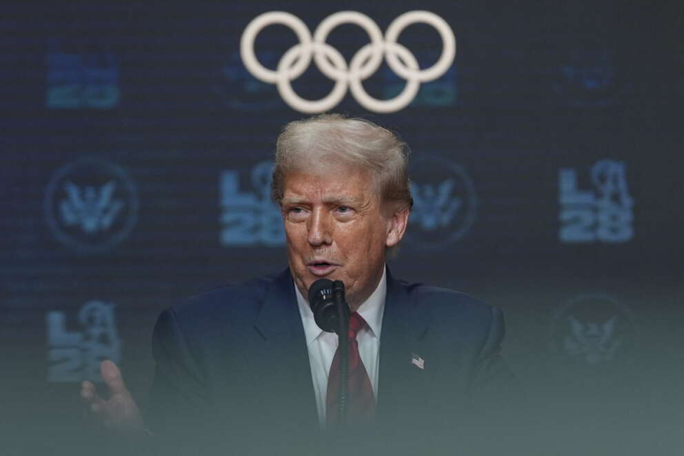 Olimpiadi, il CIO si piega a Trump sugli atleti transgender: test genetici obbligatori per gareggiare tra le donne