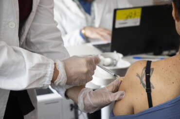 Meningite in Inghilterra, focolaio senza precedenti nel Kent: due morti e 27 casi sospetti tra gli studenti