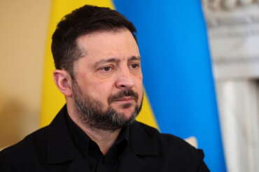 Ucraina scaricata da Trump, il ricatto della Casa Bianca sulle garanzie per Kiev: sicurezza in cambio del Donbass ai russi