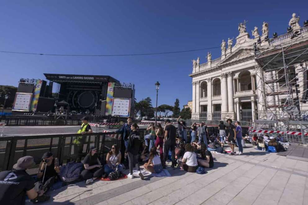 Foto Ufficio stampa primo Maggio – LaPresse spettacolo Roma 1 Maggio 2025 1 Maggio a Roma , evento, organizzato da CGIL, CISL e UIL, si svolge in Piazza San Giovanni in Laterano a Roma Nella Foto attesa del concerto Photo Press Office May Day – LaPresse entertainment Rome May 1, 2025 May 1 in Rome , event, organized by CGIL, CISL and UIL, takes place in Piazza San Giovanni in Laterano in Rome In the Photo waiting for the concert DISTRIBUTION FREE OF CHARGE – NOT FOR SALE