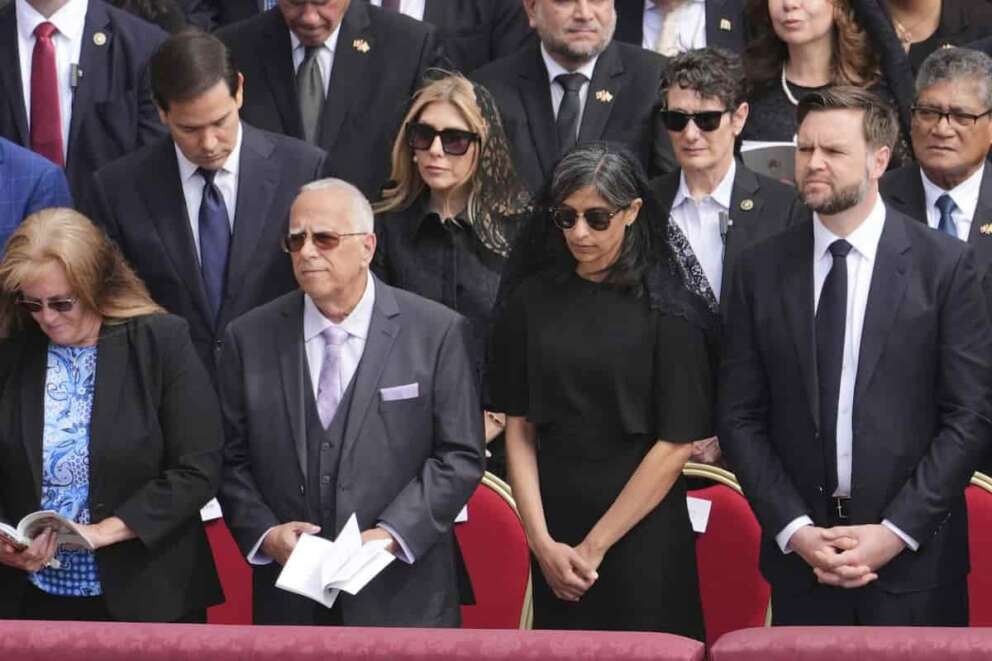 From right, Vice President JD Vance and second lady Usha Vance, brother of Pope Leo XIV, Louis Prevost and his wife Deborah, attend the inaugural Mass of Pope Leo XIV’s pontificate in St. Peter’s Square at the Vatican, Sunday, May 18, 2025. (AP Photo/Jacquelyn Martin, Pool) Associated Press / LaPresse Only italy and spain