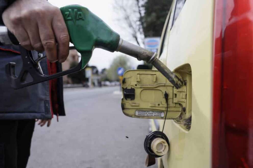 Rincari carburante. distributori di benzina al lavoro .— Roma—Italia — Lunedì 16 Marzo 2026 – Cronaca – (foto di Cecilia Fabiano/ LaPresse) Fuel price increase. fuel dispensers — Rome— Italy , March 16 , Monday 2026 – News – (photo by Cecilia Fabiano/LaPresse)