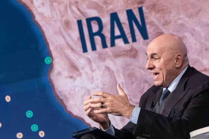 Crosetto: “Trump? Il problema è che nessuno lo contraddice, guerra regalo all’Iran, non c’è limite alla follia”