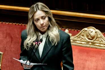 Meloni rispolvera il ritornello contro toghe e migranti, l’Anm si ribella: “Basta attacchi”
