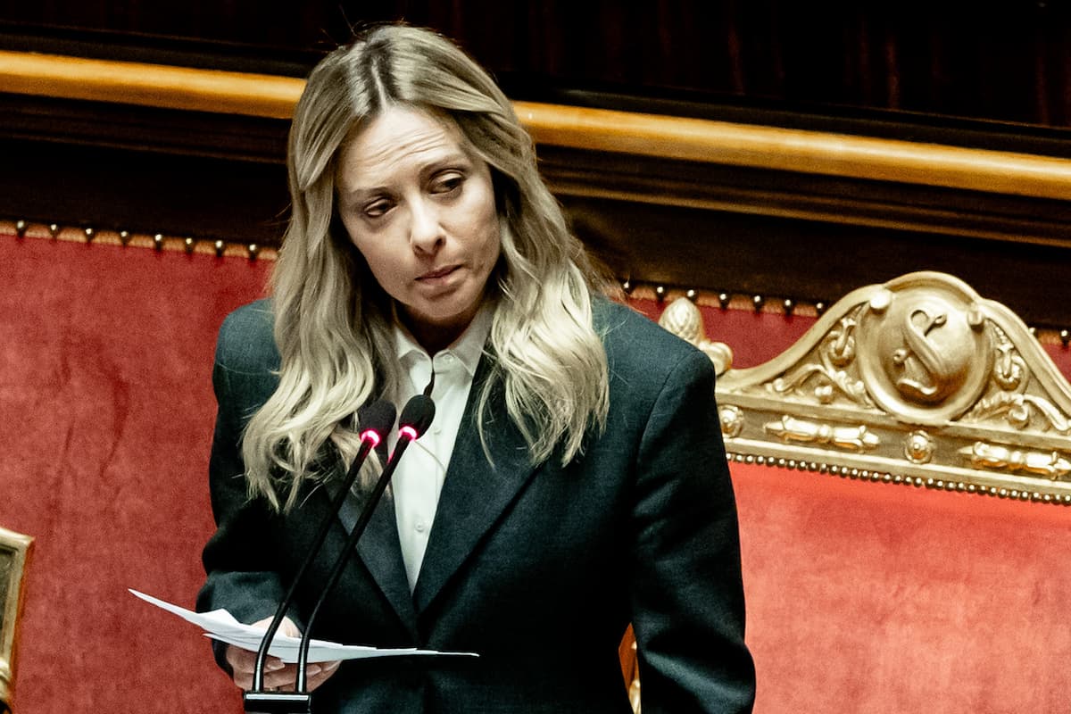 Meloni rispolvera il ritornello contro toghe e migranti, l’Anm si ribella: “Basta attacchi”