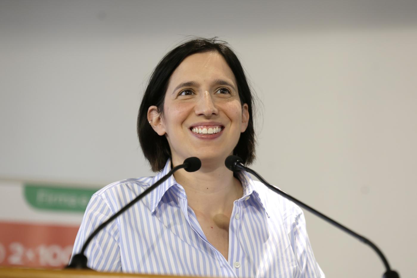 Schlein accusa Trump: “Cultura della sopraffazione, scendiamo in piazza per la pace”