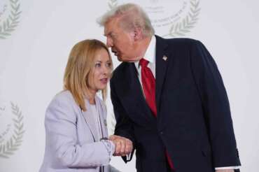 Meloni, altre sberle da Trump: la premier scaricata dall’alleato spera nel divorzio per ricollocarsi al centro