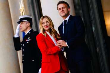 Meloni torna all’ovile europeo: scaricata da Trump, la premier debutta al vertice dei Volenterosi di Macron