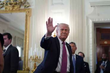 Trump proclama il controllo totale di Hormuz: “Distruggeremo tutte le navi posamine dell’Iran, non sanno chi è il loro leader”