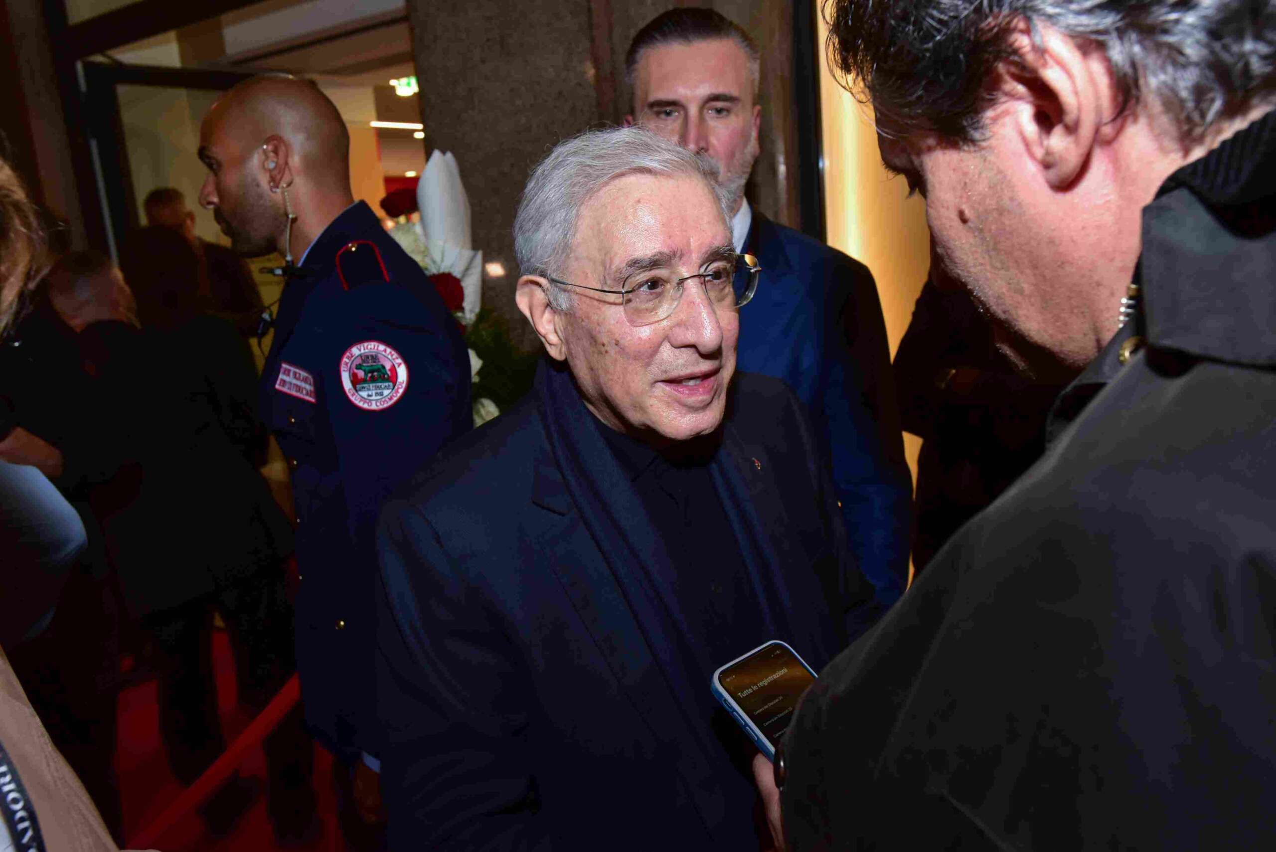 Perché alla sbarra ci va Dell’Utri ma il processo è a Berlusconi, anche da morto, per i 13 milioni di eredità