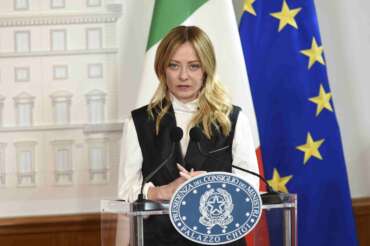Meloni contro tutti: butta 25 miliardi in armi e ponte sullo Stretto ma si lamenta di Giorgetti e del Superbonus