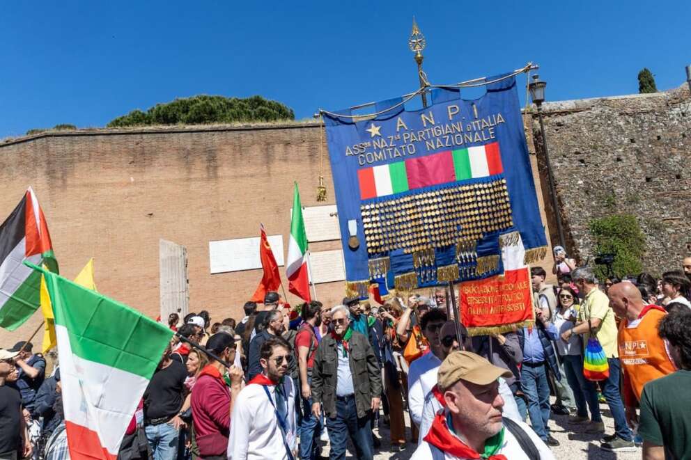 Spari contro iscritti Anpi al corteo del 25 Aprile a Roma, fermato 21enne della comunità ebraica: accusato di tentato omicidio