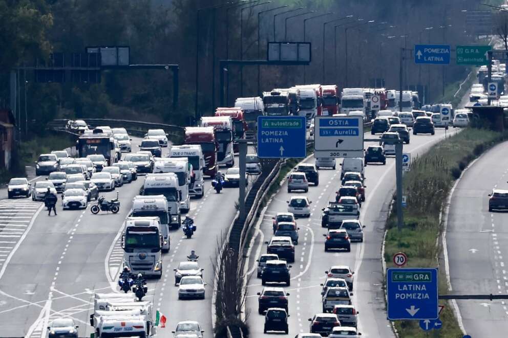 Trasporto su gomma in ginocchio per il caro carburante, le associazioni minacciano il blocco: “Fermiamo i tir”