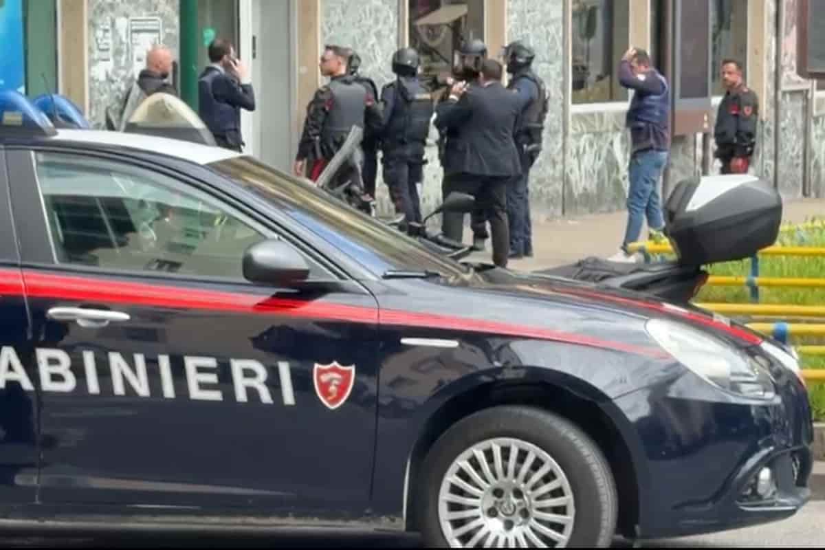 Colpo grosso della banca del buco a Napoli: dipendenti e clienti in ostaggio e cassette svaligiate, è caccia ai banditi in fuga