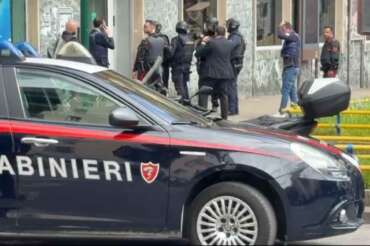 Rapina in banca a Napoli: ostaggi nella filiale in piazza Medaglie d’Oro, paura al Vomero