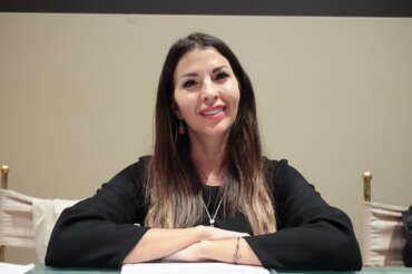 Il selfie, ingenua prova di esistenza: dai “15 minuti di celebrità” di Warhol al caso Claudia Conte