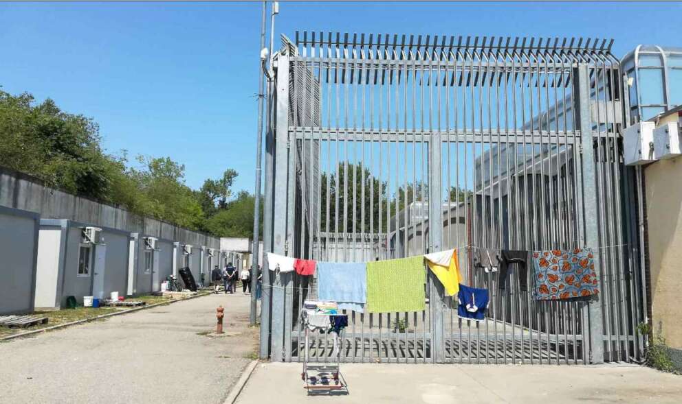 A via Corelli cinque minori: nel Cpr anche una 14enne