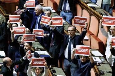 Soldi agli avvocati per i rimpatri dei migranti, la “remigrazione soft” del governo Meloni: è bufera sul decreto Sicurezza