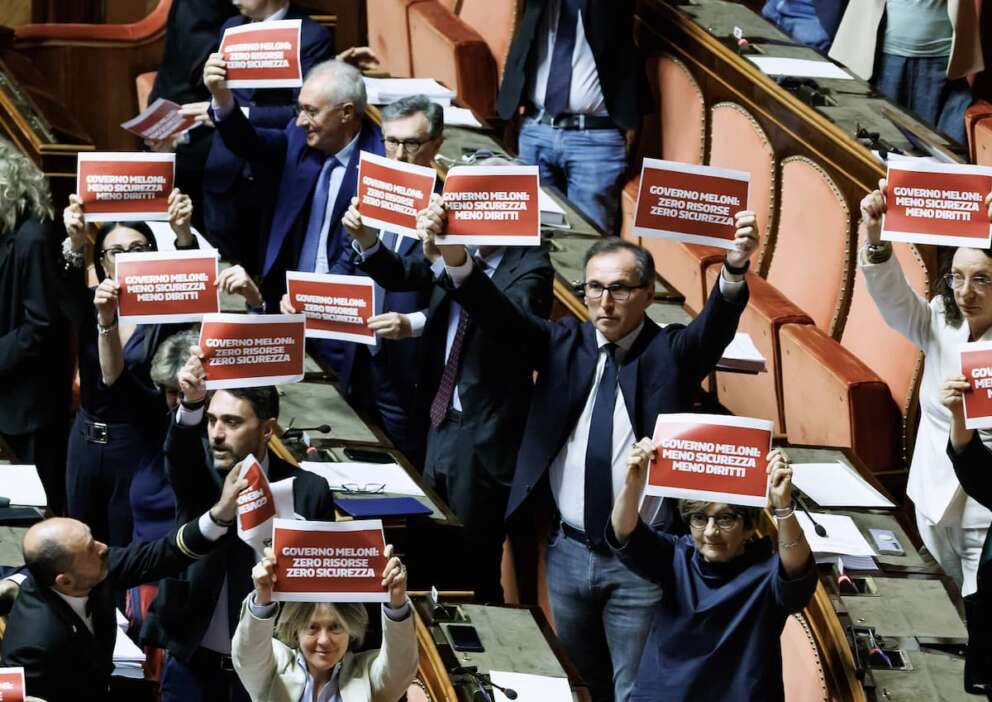 Soldi agli avvocati per i rimpatri dei migranti, la “remigrazione soft” del governo Meloni: è bufera sul decreto Sicurezza