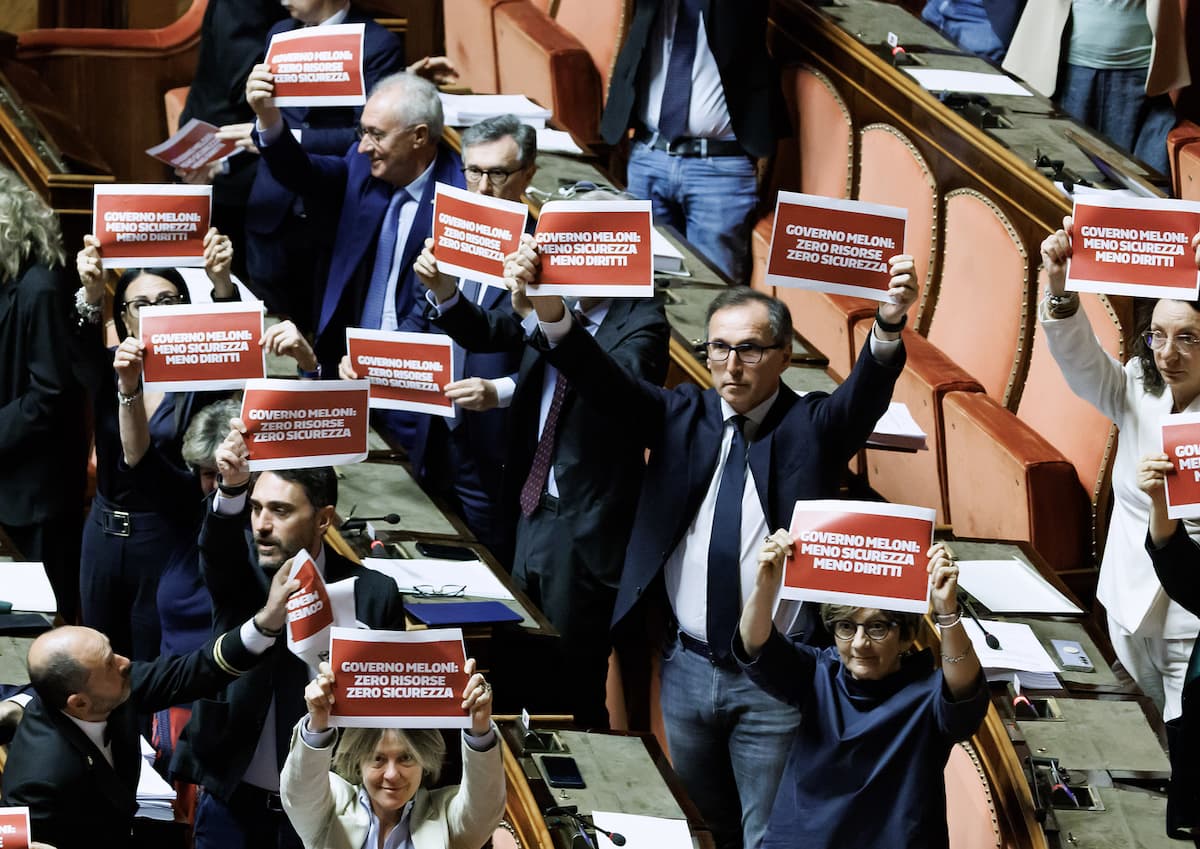 Soldi agli avvocati per i rimpatri dei migranti, la “remigrazione soft” del governo Meloni: è bufera sul decreto Sicurezza