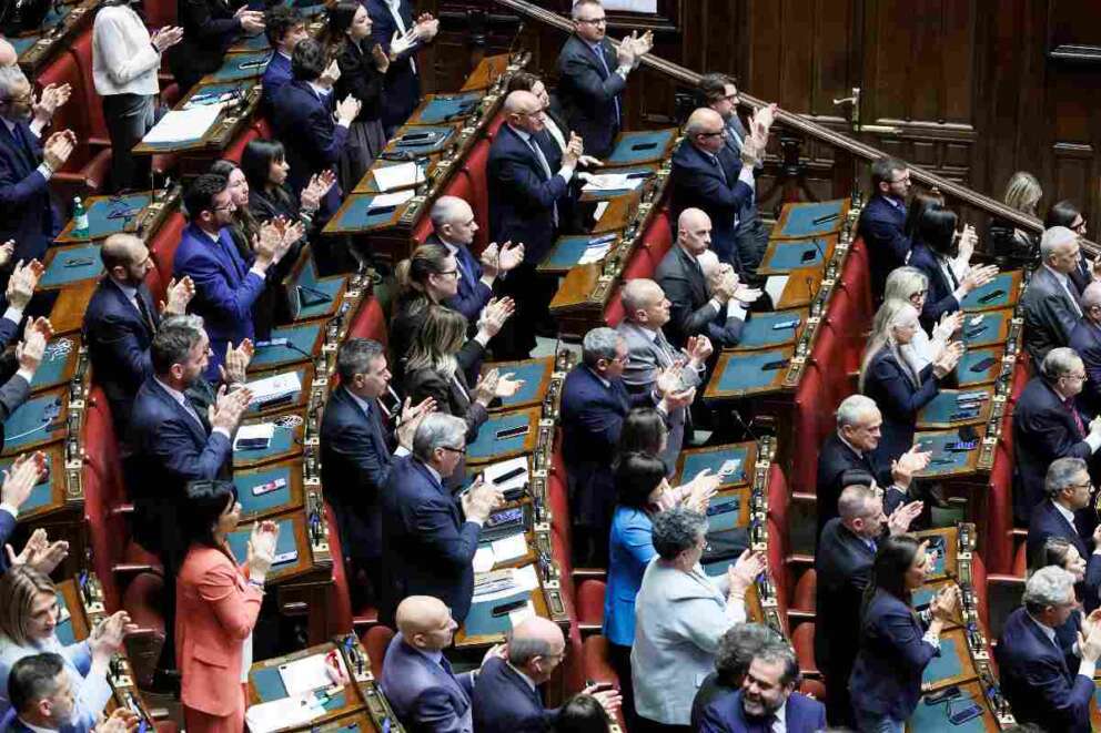 Se la maggioranza non è maggiordoma: l’esempio inglese col caso Epstein e quello italiano dei patrioti servitori