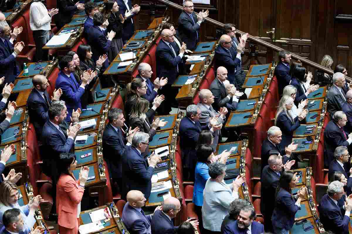 Se la maggioranza non è maggiordoma: l’esempio inglese col caso Epstein e quello italiano dei patrioti servitori