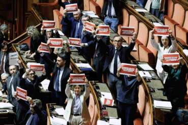 Ok del Senato al dl sicurezza, protesta delle opposizioni: “L’Italia come un Far West”