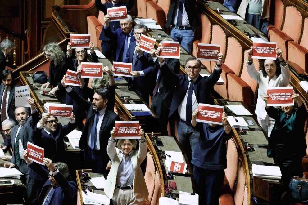 Ok del Senato al dl sicurezza, protesta delle opposizioni: “L’Italia come un Far West”