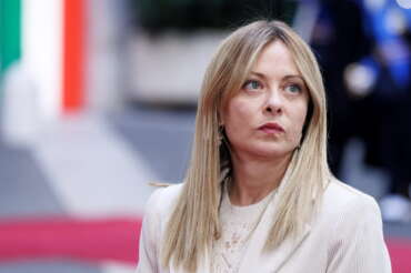 Meloni nei Paesi del Golfo, blitz in Arabia Saudita e tour tra Qatar ed Emirati: la missione per la “sicurezza energetica”