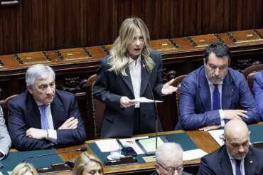 Meloni blinda il governo, nessuna autocritica su Trump e giustizia: “Niente dimissioni o rimpasto, vi sfido su vera politica”