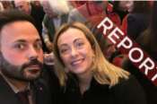 Parlare del selfie di Meloni con l’ex camorrista è come quando gli stolti guardano il dito che indica la Luna…