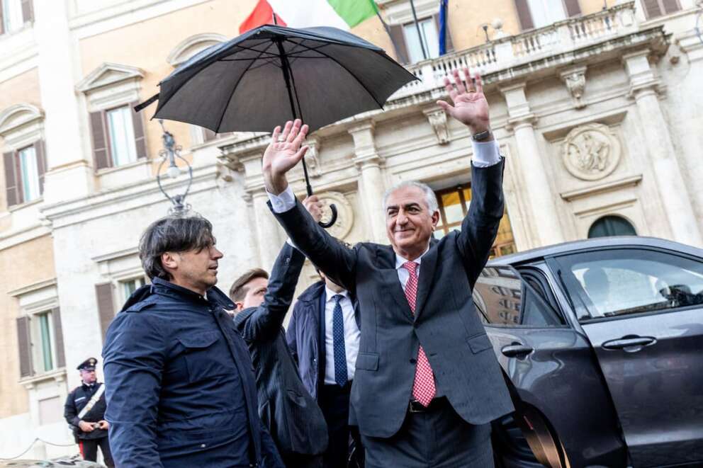 Le “vacanze romane” di Pahlavi, il figlio dell’ex Scià spacca la destra: Terzi contro il “rappresentante del regime”