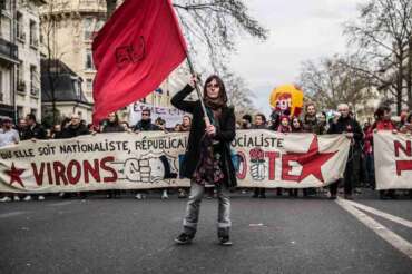 Poveri ma non muti, la nuova Francia sotto il capitalismo oligarchico: perché quasi un povero su due è un giovane
