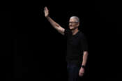 Apple, il CEO Tim Cook lascia dopo 15 anni la guida dell’azienda: chi è il nuovo amministratore delegato John Ternus