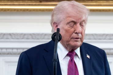 Trump, retromarcia sul cessate il fuoco con l’Iran: via libera unilaterale alla tregua dopo le minacce, negoziati in stallo