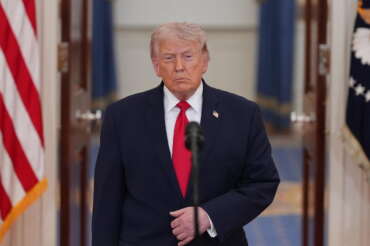 Iran, il discorso vuoto di Trump alla Casa Bianca: “Riporteremo Teheran all’età della pietra, 2-3 settimane per colpire duro”