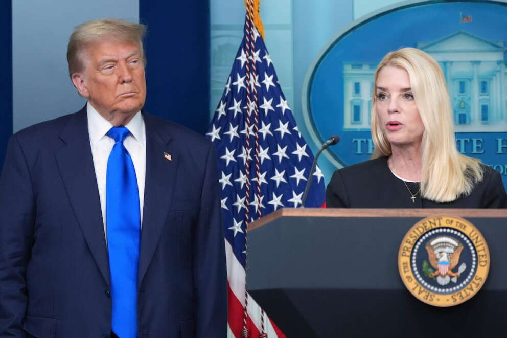 Trump licenzia Pam Bondi, la sua ministra della Giustizia: paga per gli Epstein Files e il flop nella guerra ai “nemici”