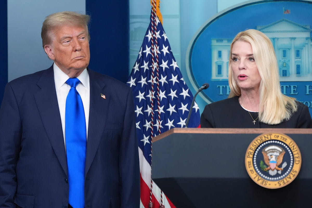 Trump licenzia Pam Bondi, la sua ministra della Giustizia: paga per gli Epstein Files e il flop nella guerra ai “nemici”