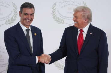Trump isolato medita la vendetta contro gli alleati nella Nato: Spagna sospesa, le isole Falkland non più britanniche
