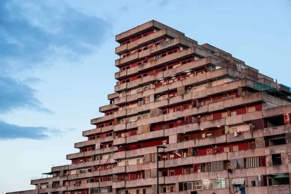 Il sindaco di Napoli Gaetano Manfredi ha firmato le ordinanze per lo sgombero della Vela Gialla e della Vela Rossa di Scampia a Napoli, Martedì, 10 Settembre 2024 (Photo by Alessandro Garofalo/LaPresse) Naples Mayor Gaetano Manfredi signed the ordinances for the eviction of the “Yellow Sail” and “Red Sail” in Scampia – Naples, Tuesday, September 10, 2024 (Photo by Alessandro Garofalo/LaPresse)