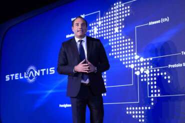 Stellantis, le promesse nel nuovo piano di Filosa: “Nessuno stabilimento chiuderà in Italia, 60 miliardi e 60 modelli entro il 2030”